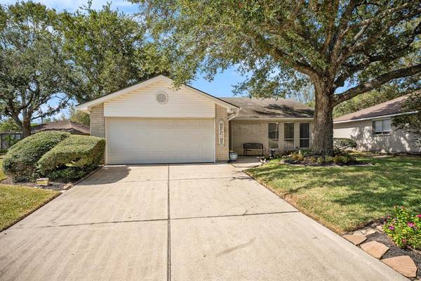 910 Postwood LN, Pearland, TX 77584