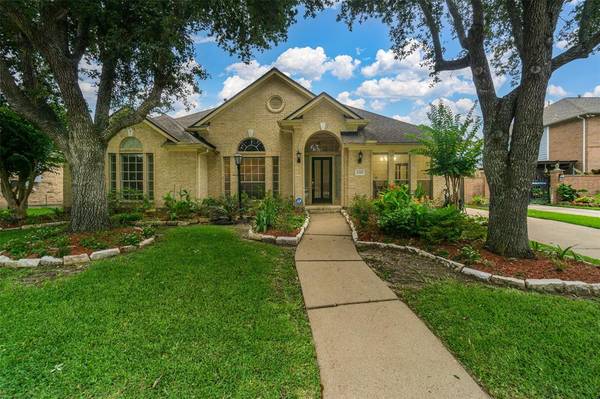 4210 Tree Top DR, Pasadena, TX 77505