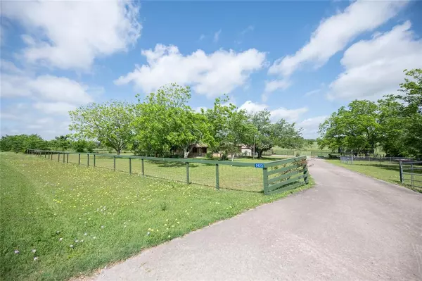 1423 Swiss Alp Hills LOOP, Schulenburg, TX 78956