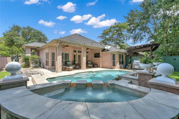 10 S Manorcliff PL,  The Woodlands,  TX 77382