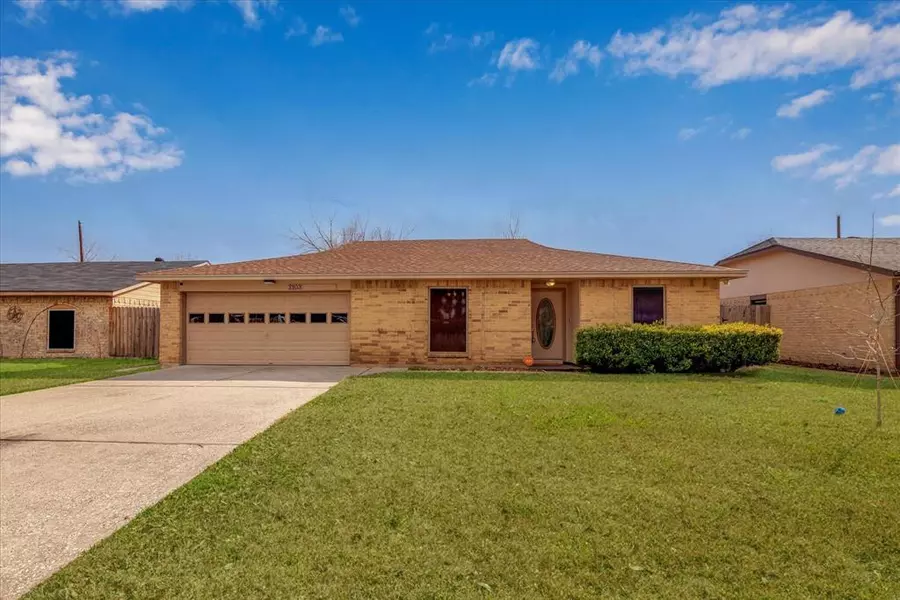 2103 Meadow Lark LN, La Porte, TX 77571