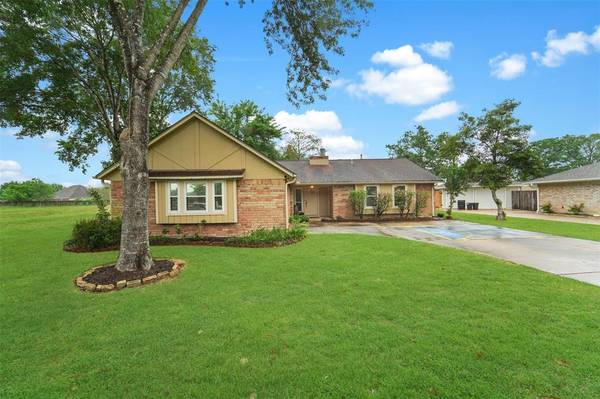 222 W Sherwood DR, Alvin, TX 77511