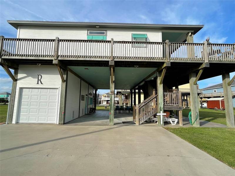 960 Albatross LN, Crystal Beach, TX 77650