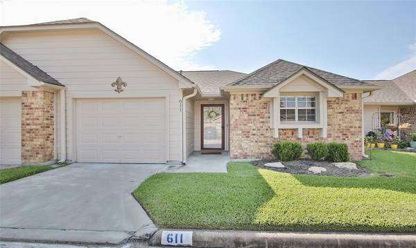 611 E Country Grove CIR, Pearland, TX 77584