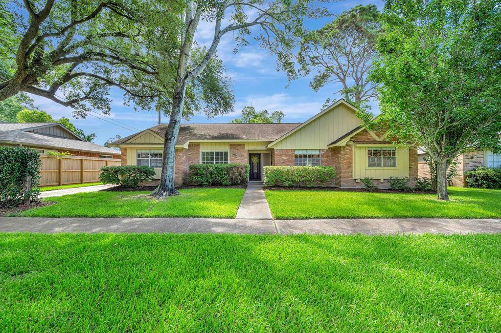 2113 Willow Dell DR, Seabrook, TX 77586