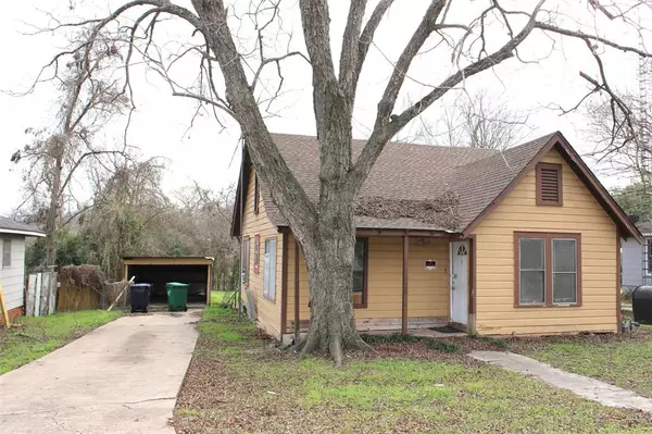 1004 Barnhill ST, Brenham, TX 77833