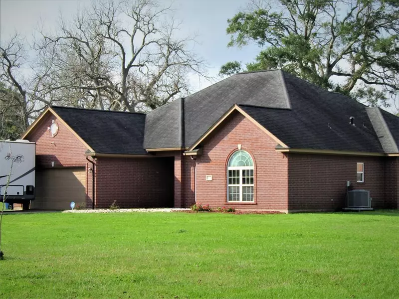 432 Wagon Wheel Trl, Angleton, TX 77515