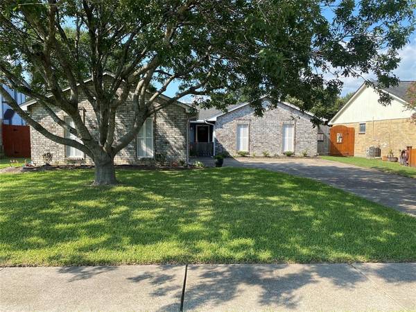 10915 Pecan Dr DR, La Porte, TX 77571