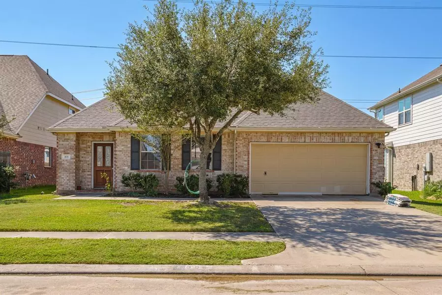 303 Lake Line DR, Alvin, TX 77511