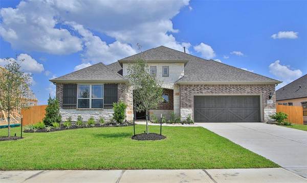 13526 Sacred Oaks DR, Mont Belvieu, TX 77535