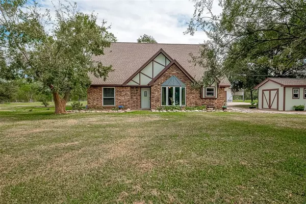 17903 Windmill RD, Damon, TX 77430