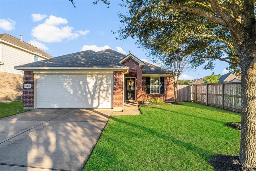 6705 Sequoia Creek CT, Dickinson, TX 77539