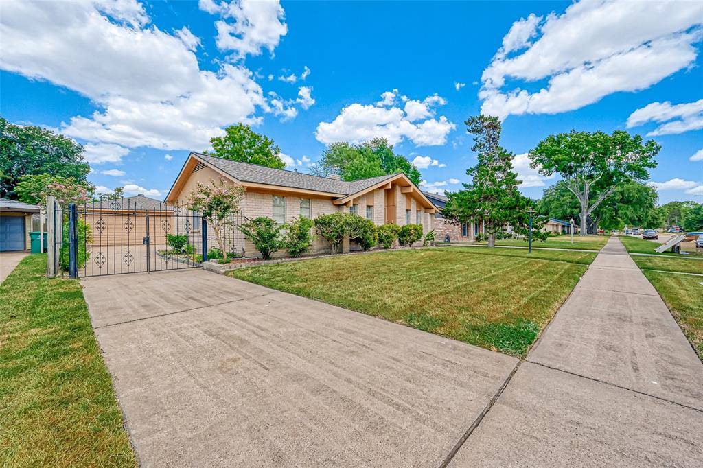 9322 Mcafee DR, Houston, TX 77031