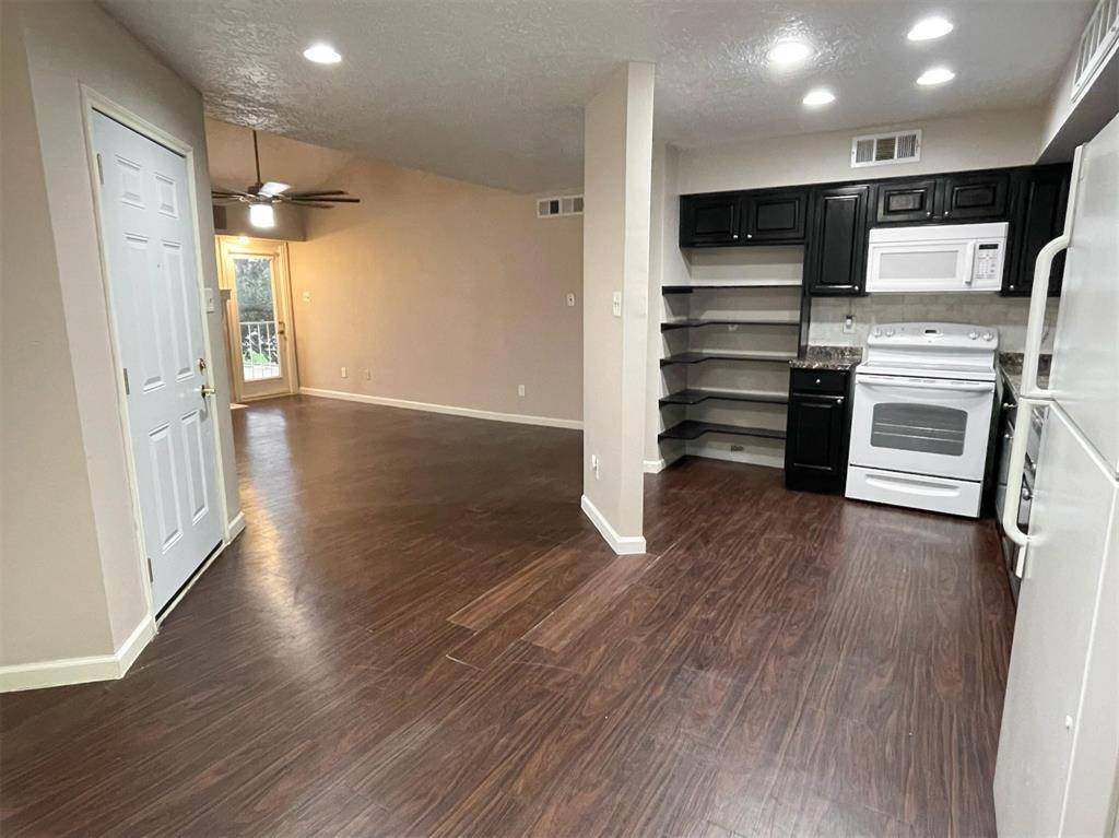 Houston, TX 77055,2011 Spenwick Dr #520