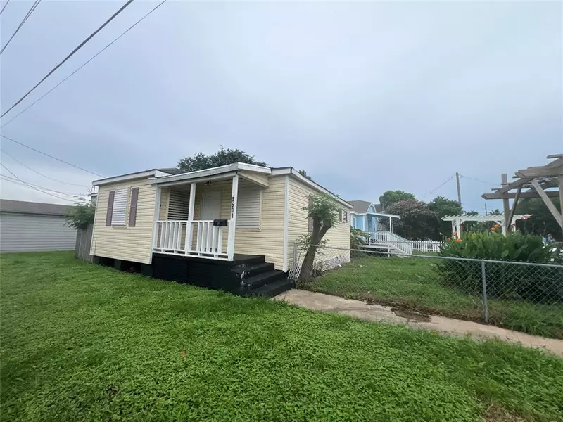 5501 Menard AVE, Galveston, TX 77551