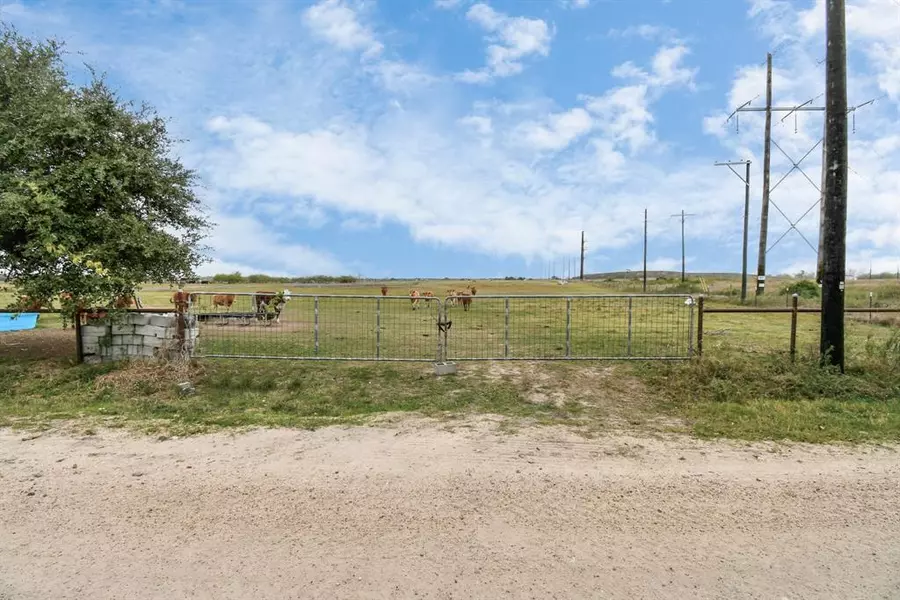 1185 River Plant RD, Eagle Lake, TX 77434