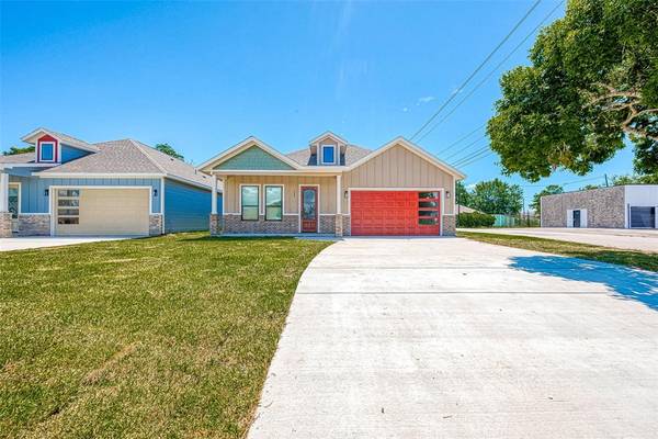 204 N 3rd St, La Porte, TX 77571