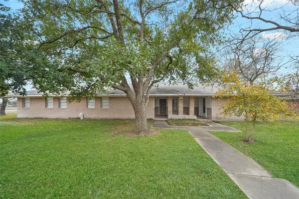 126 Lazy LN, Baytown, TX 77520