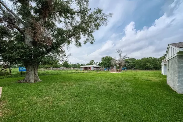 2424 County Road 288, Angleton, TX 77515