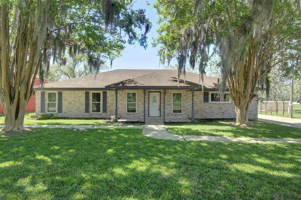 166 Horse Shoe TRL, Angleton, TX 77515