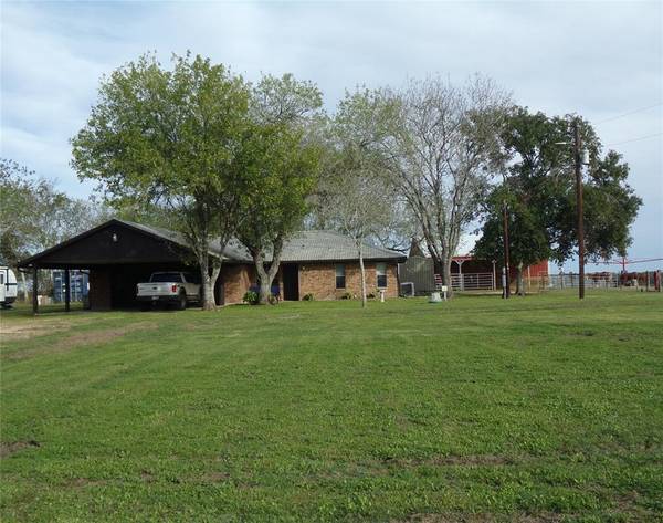 1055 CR 214, Weimar, TX 78962