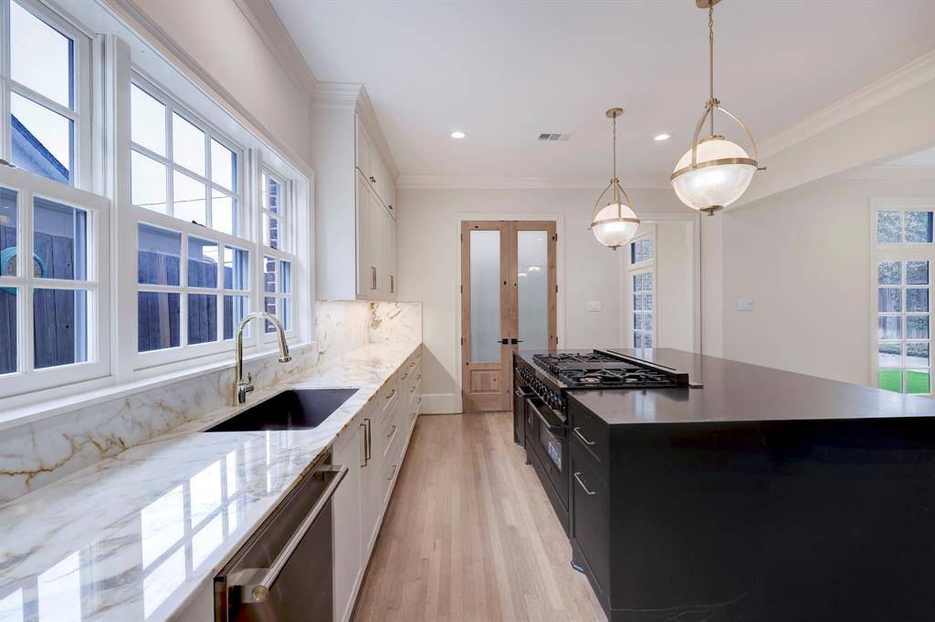 Houston, TX 77056,5426 Fairdale LN