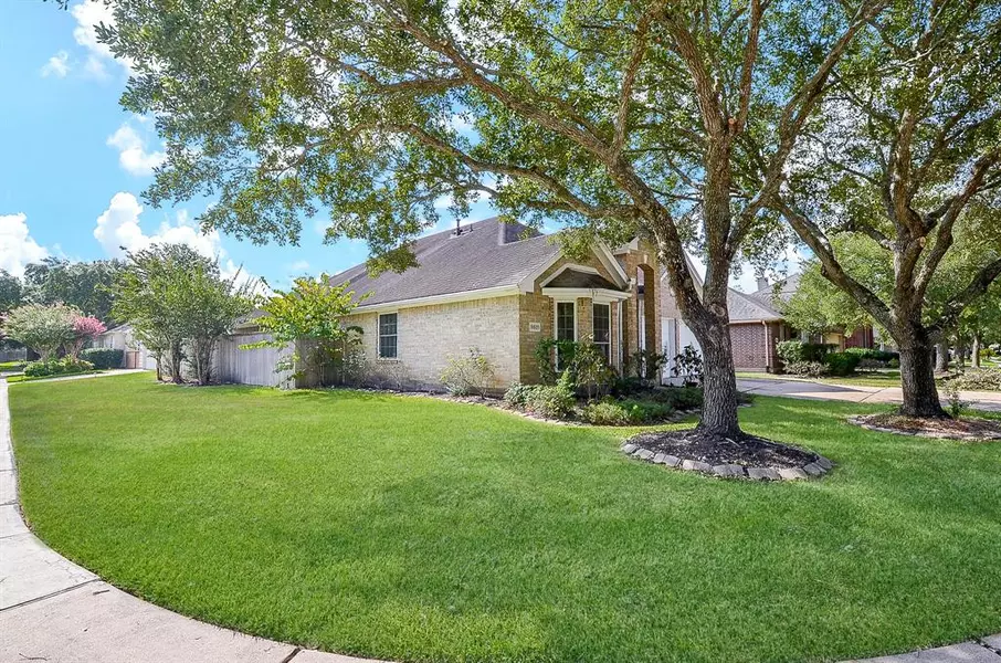 8618 Green Ash DR, Sugar Land, TX 77479