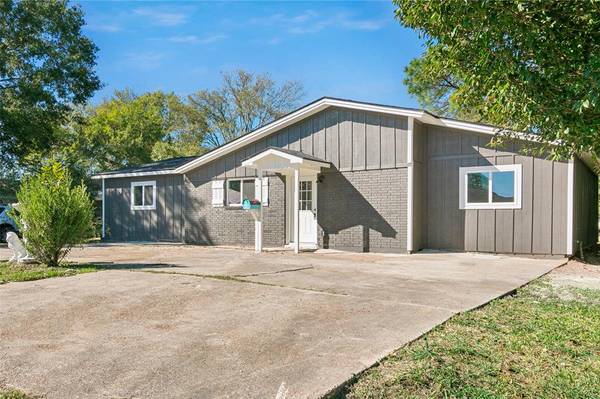 2626 Staton LN, Port Neches, TX 77651