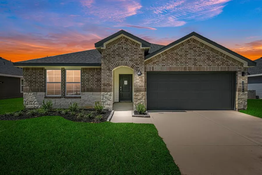 1004 Great Barracuda LN, Alvin, TX 77511