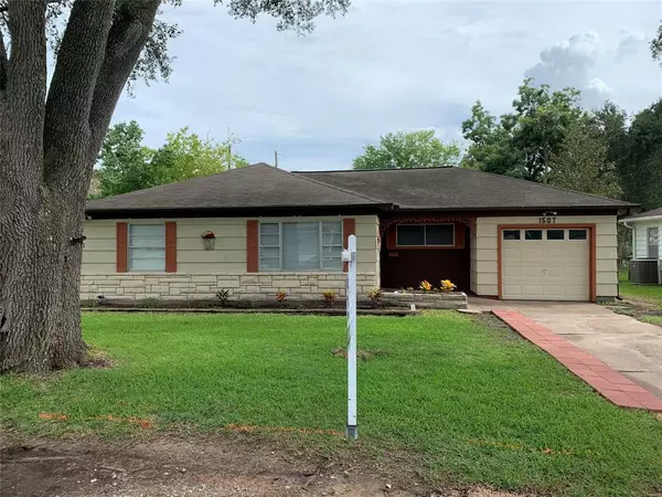 1507 W Blum ST, Alvin, TX 77511