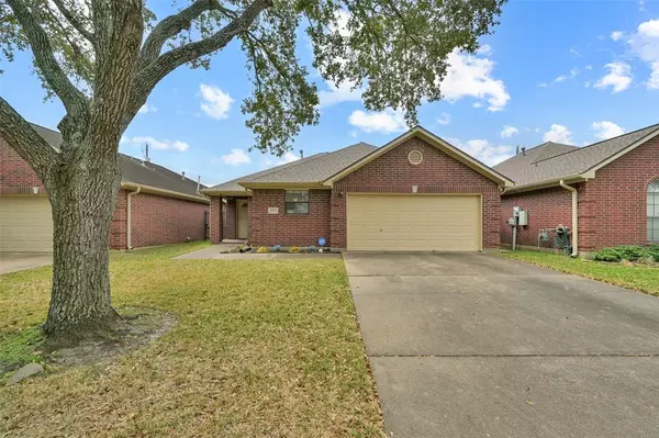 404 Live Oak LN, Friendswood, TX 77546