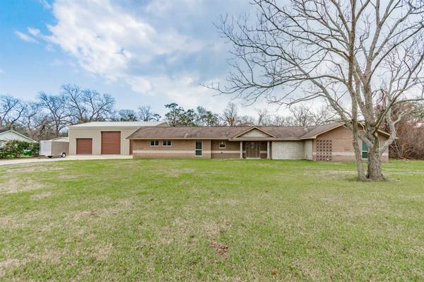 139 Woodcrest ST, Clute, TX 77531