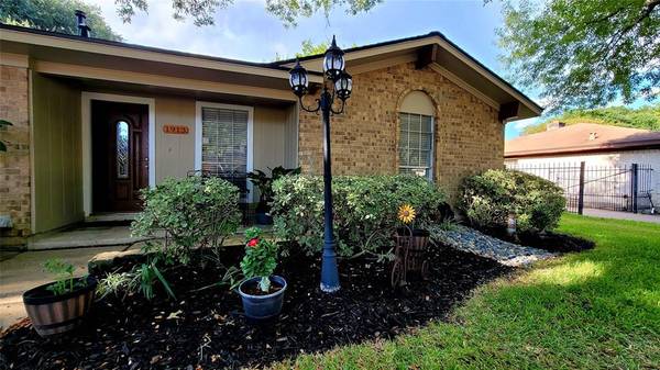 1913 Winding Creek DR, Pearland, TX 77581