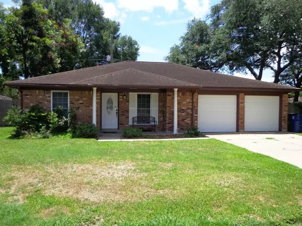 3 Travis CT, Angleton, TX 77515