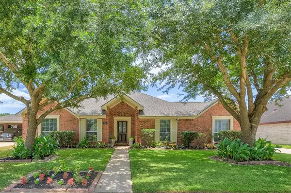 11213 Armstrong LN, Pearland, TX 77584