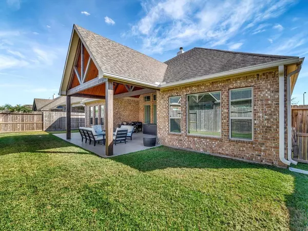 319 W Bend DR, League City, TX 77573