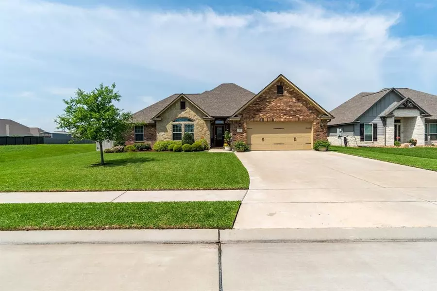 52 Poppy CT, Lake Jackson, TX 77566