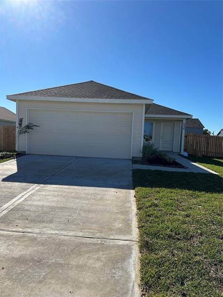 224 Dallas DR, Angleton, TX 77515