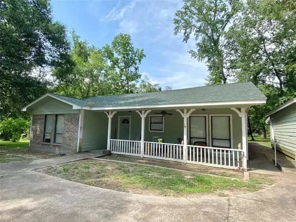 210 Lawrence Rd, Trinity, TX 75862