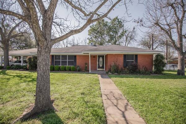 301 N Summit ST, Weimar, TX 78962