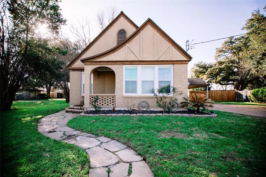 2002 Milam ST, Columbus, TX 78934