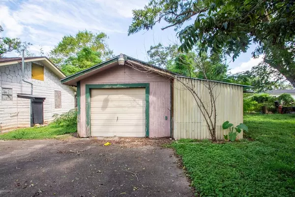 Clute, TX 77531,233 W Marion ST