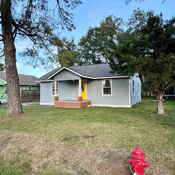 109 Gossett ST, Highlands, TX 77562