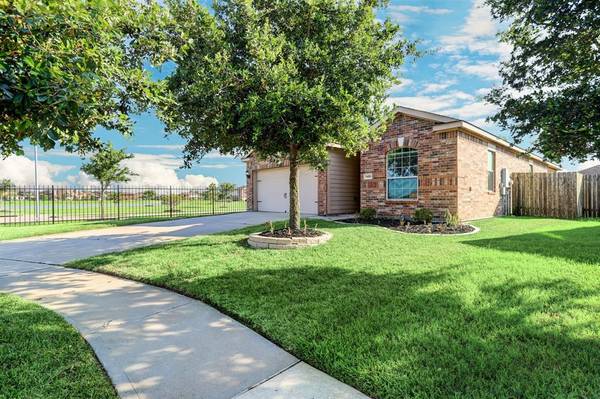 9450 Sapphire Creek LN, Rosharon, TX 77583