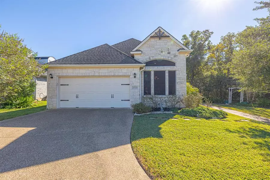 1710 Twin Pond CIR, College Station, TX 77845