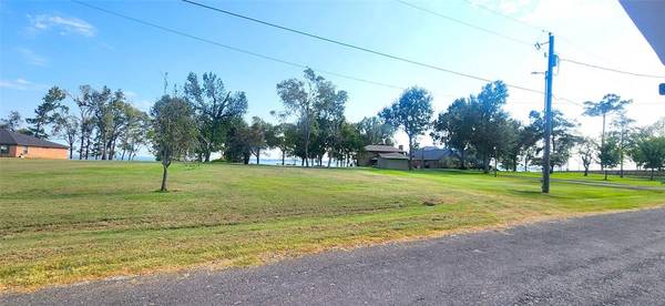 489 Emerald LN, Onalaska, TX 77360