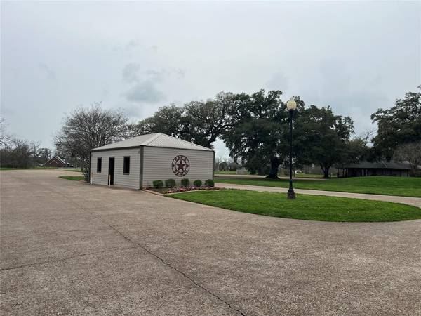 490 Pony TRL, Angleton, TX 77515