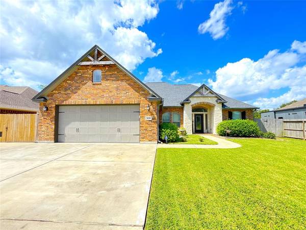 308 Creekside LN, Lake Jackson, TX 77566