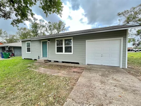 817 N Chenango ST, Angleton, TX 77515