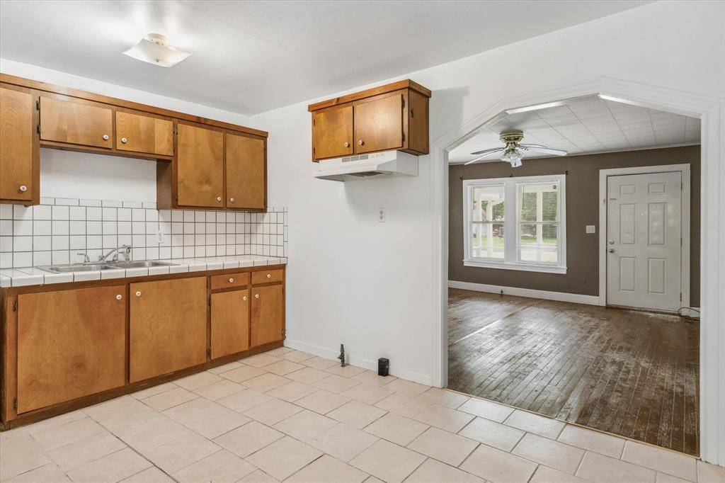 Grand Saline, TX 75140,408 N Waldrip ST